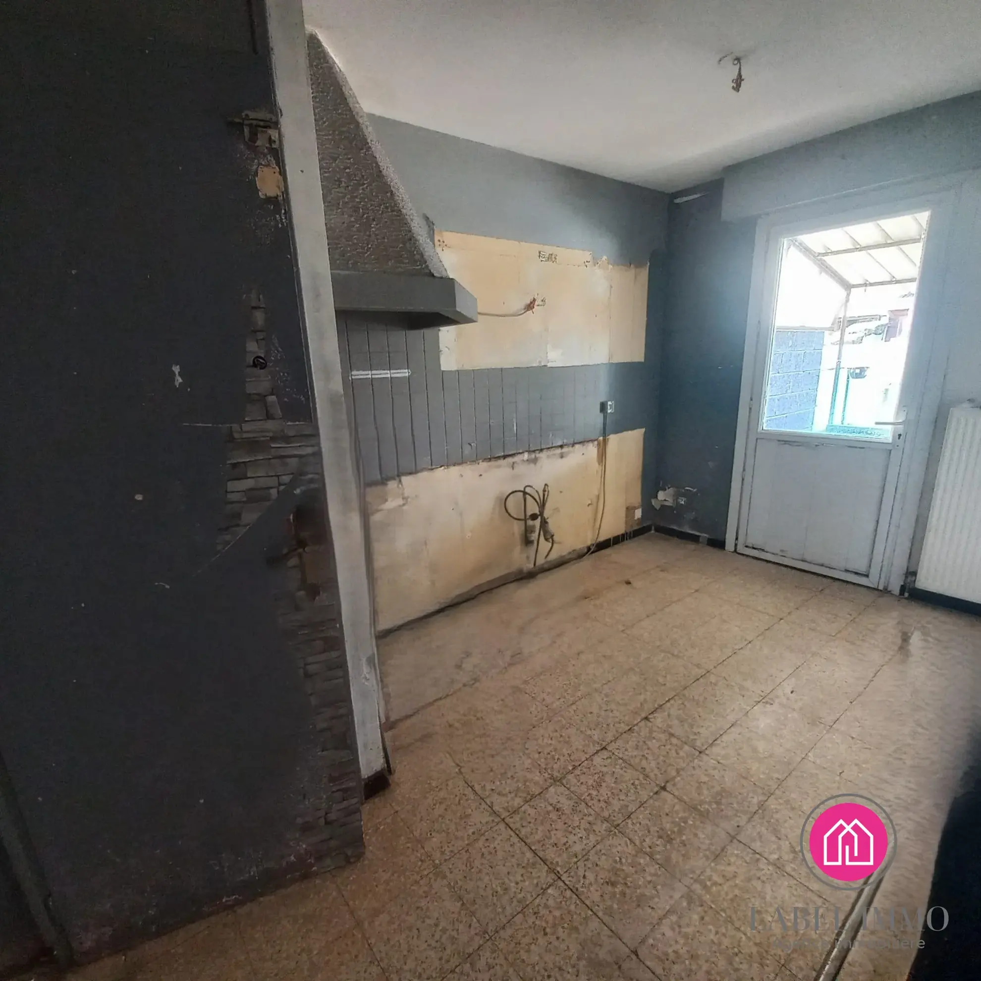 Maison à rénover de 92 m² avec 3 chambres et sous-sol complet à Bruay-sur-l'Escaut 