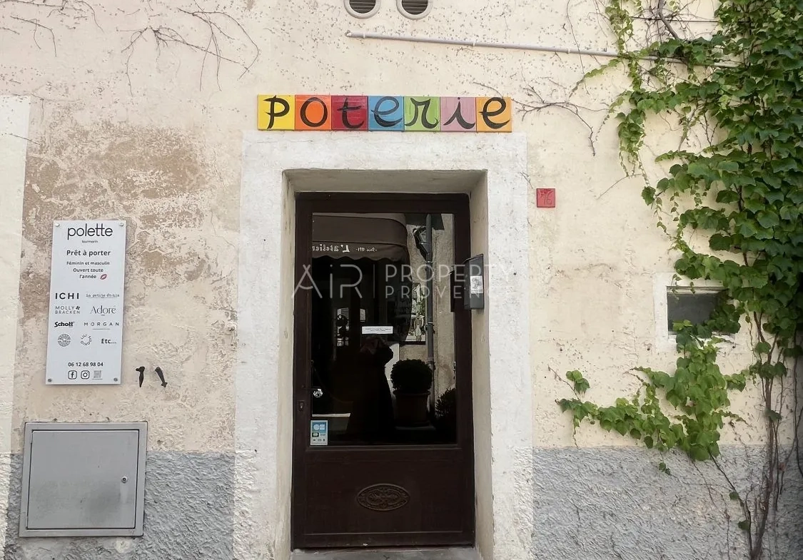 Local en pierres à Lourmarin pour activité commerciale en location 