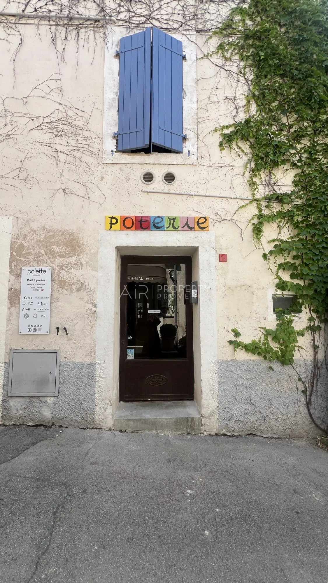 Local en pierres à Lourmarin pour activité commerciale en location 