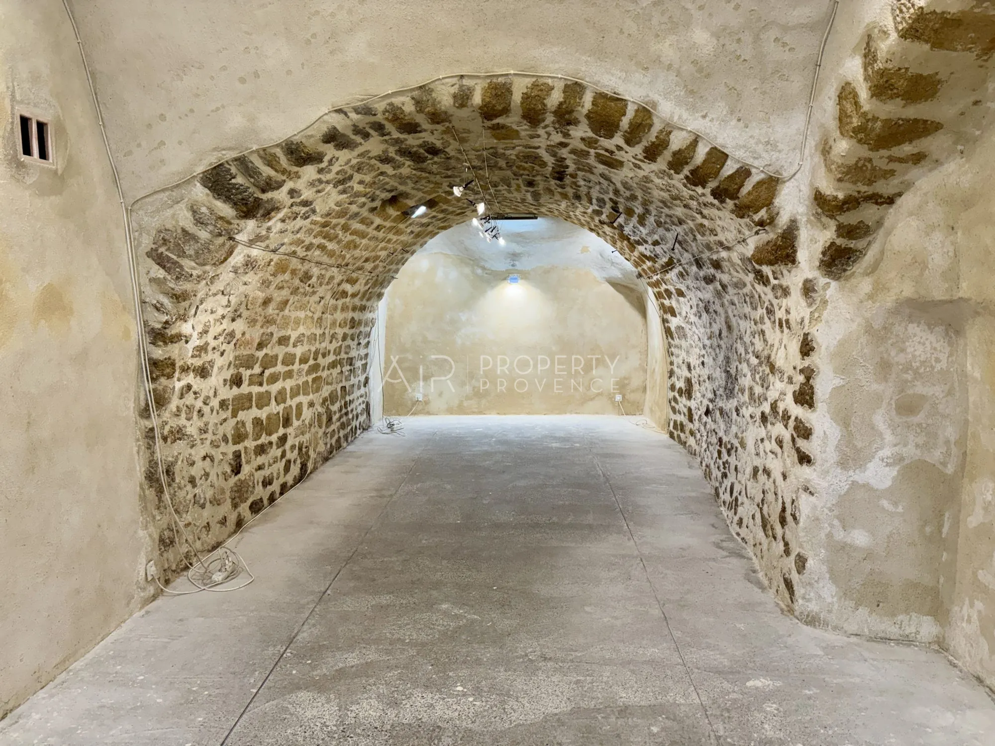 Local en pierres à Lourmarin pour activité commerciale en location 