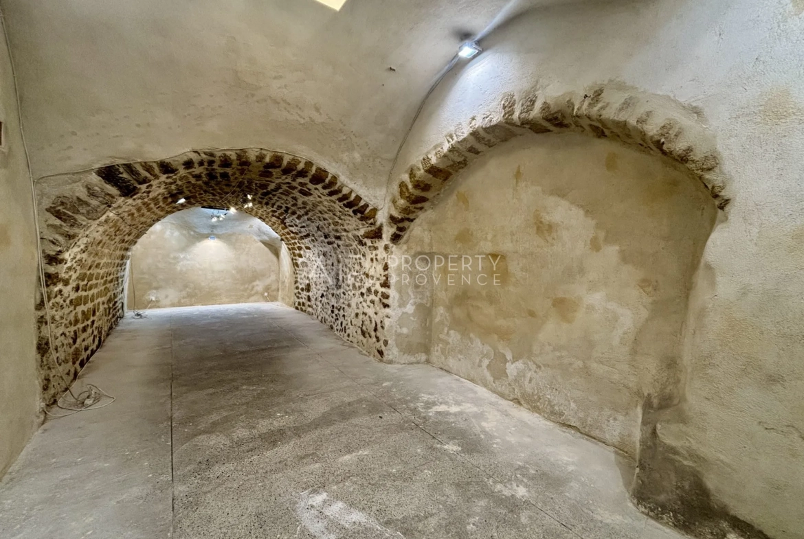 Local en pierres à Lourmarin pour activité commerciale en location 