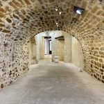 Local en pierres à Lourmarin pour activité commerciale en location