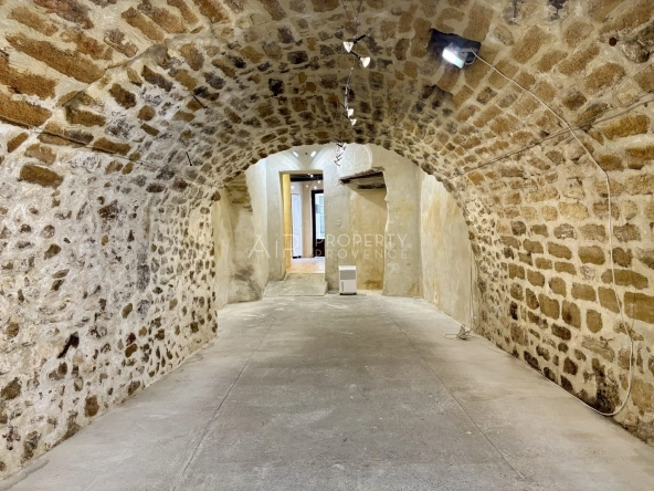 Local en pierres à Lourmarin pour activité commerciale en location