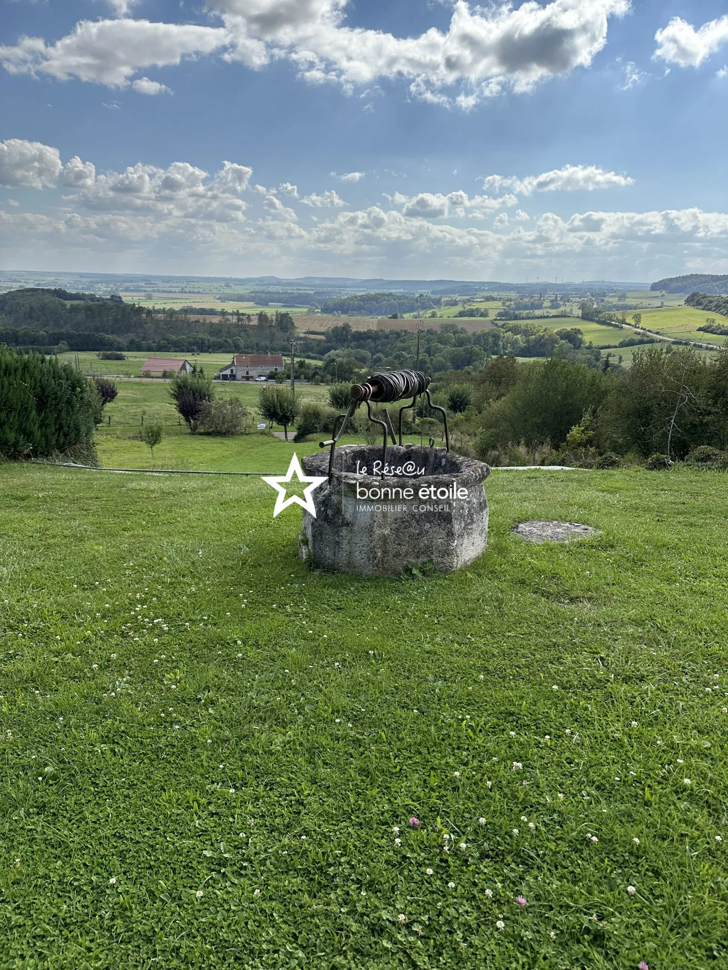 Grande maison en pierre avec piscine, sauna et vue dégagée à Clefmont 