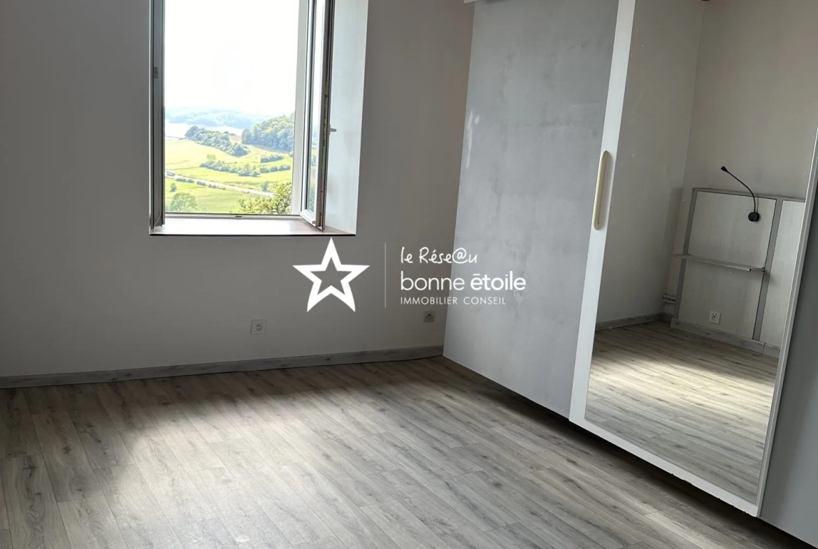 Grande maison en pierre avec piscine, sauna et vue dégagée à Clefmont 