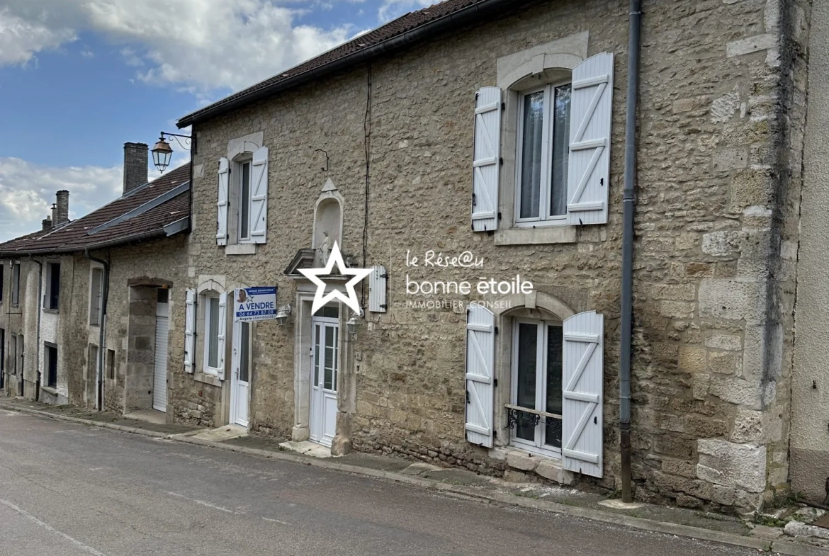 Grande maison en pierre avec piscine, sauna et vue dégagée à Clefmont 