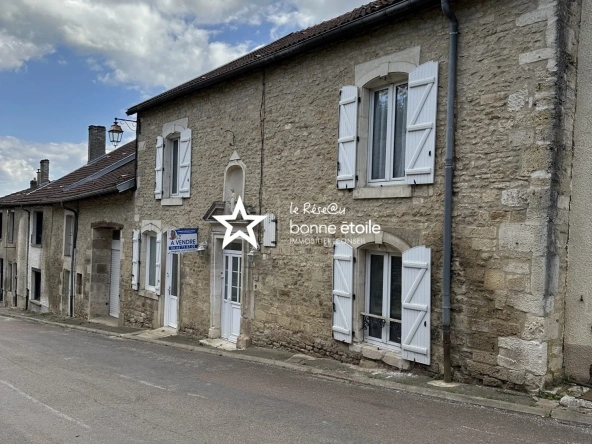 Grande maison en pierre avec piscine, sauna et vue dégagée à Clefmont