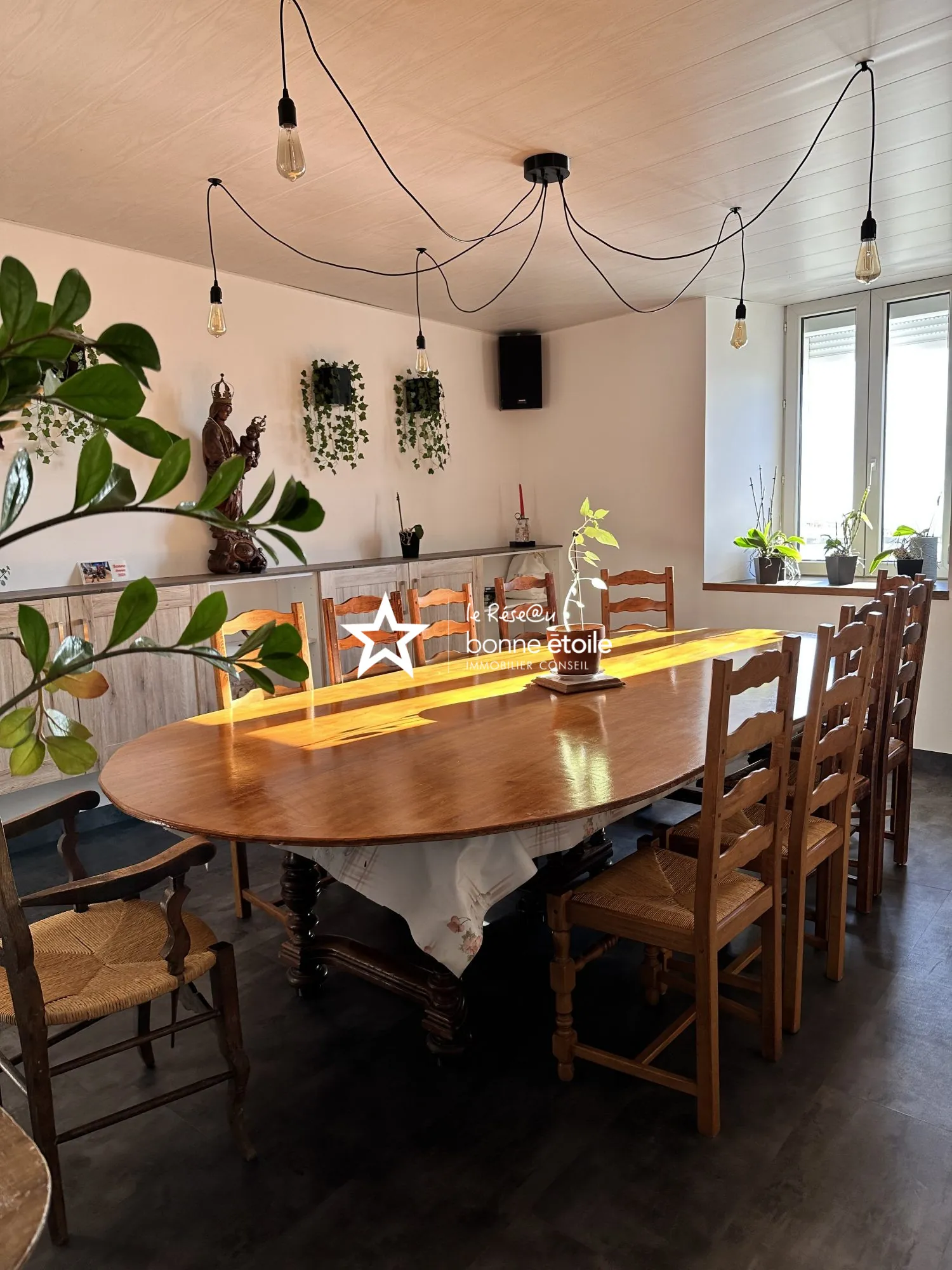 Grande maison en pierre avec piscine, sauna et vue dégagée à Clefmont 