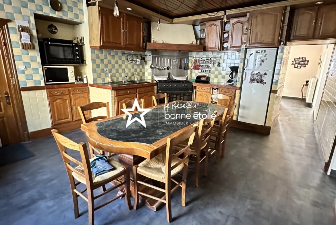 Grande maison en pierre avec piscine, sauna et vue dégagée à Clefmont 