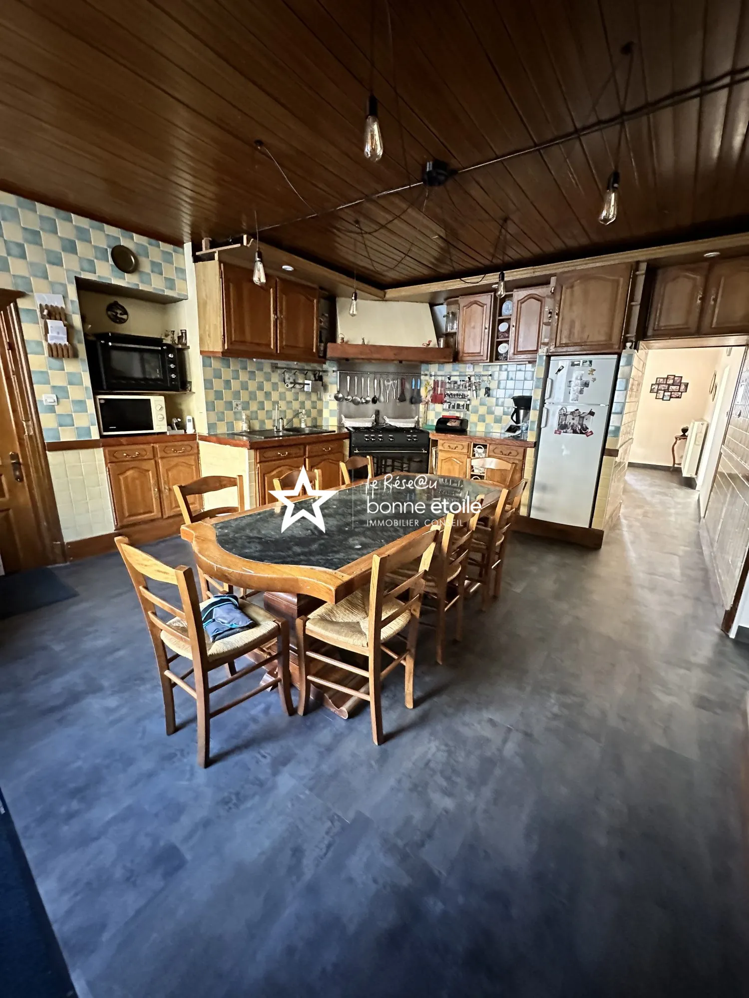 Grande maison en pierre avec piscine, sauna et vue dégagée à Clefmont 