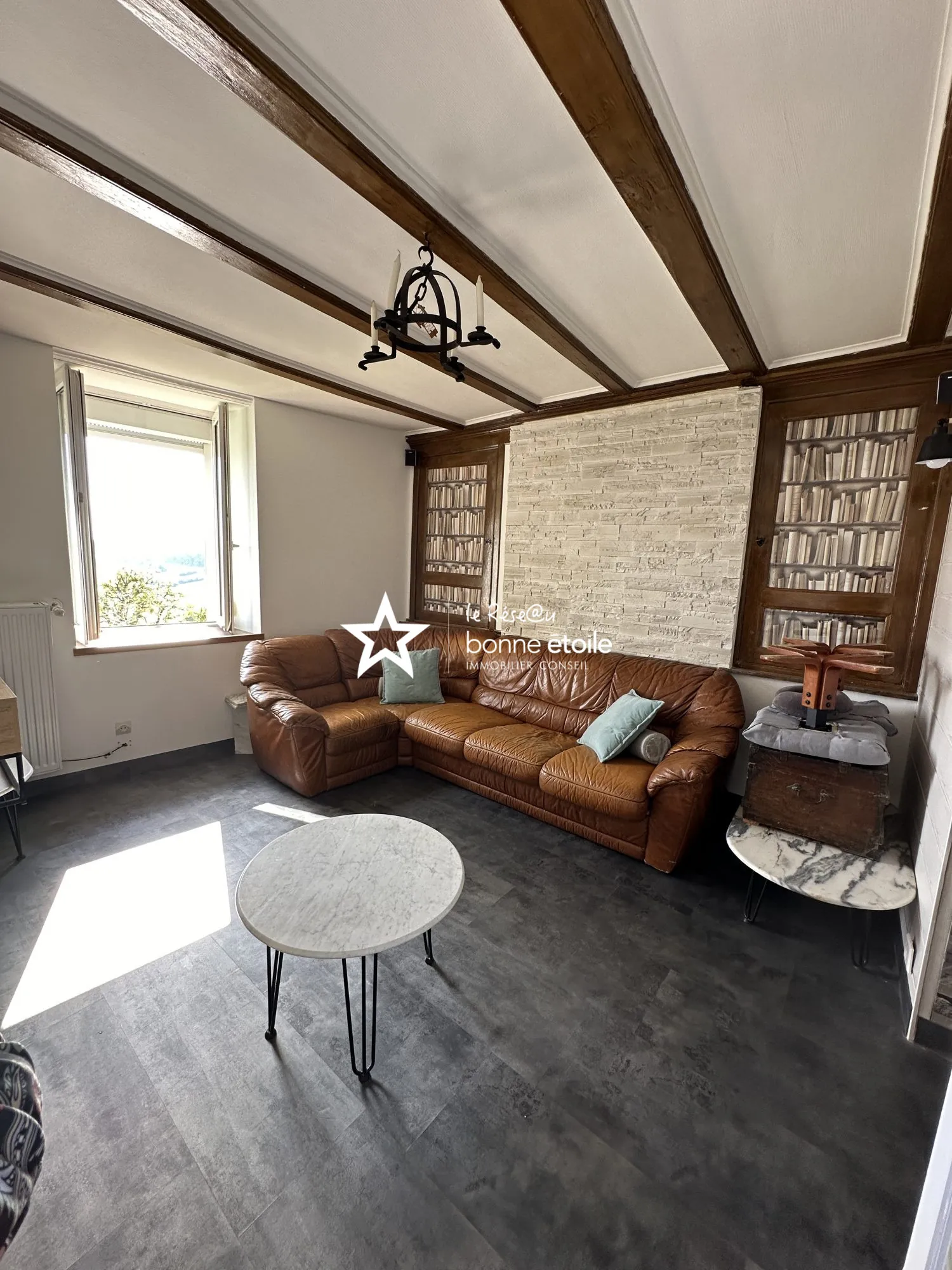 Grande maison en pierre avec piscine, sauna et vue dégagée à Clefmont 