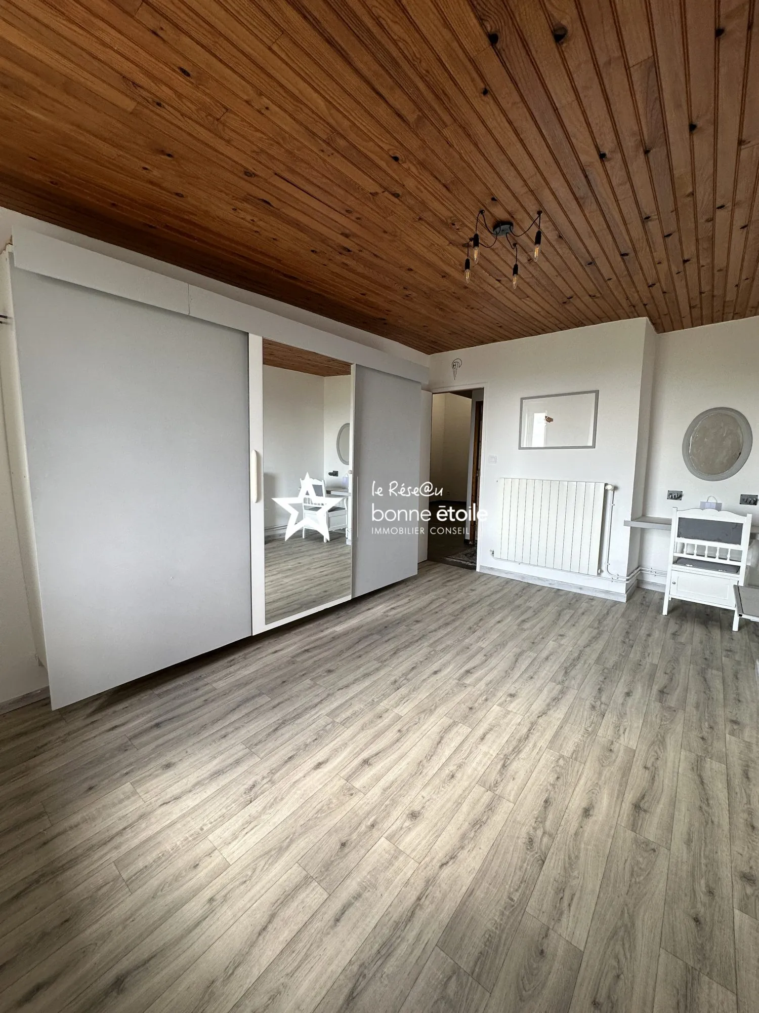 Grande maison en pierre avec piscine, sauna et vue dégagée à Clefmont 