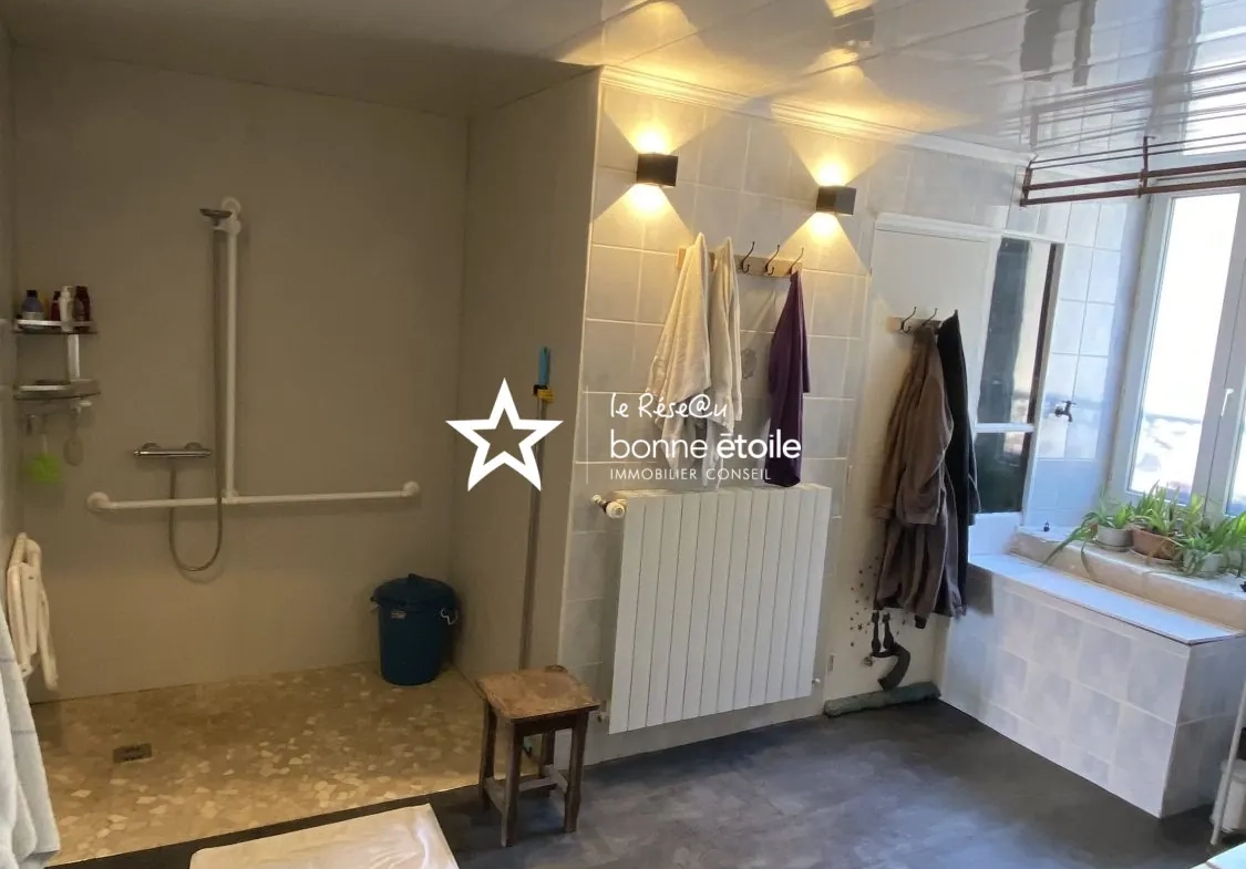 Grande maison en pierre avec piscine, sauna et vue dégagée à Clefmont 