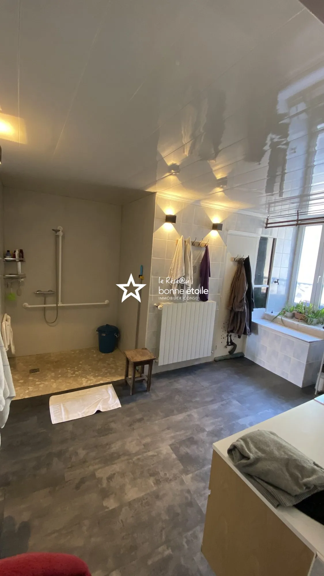 Grande maison en pierre avec piscine, sauna et vue dégagée à Clefmont 