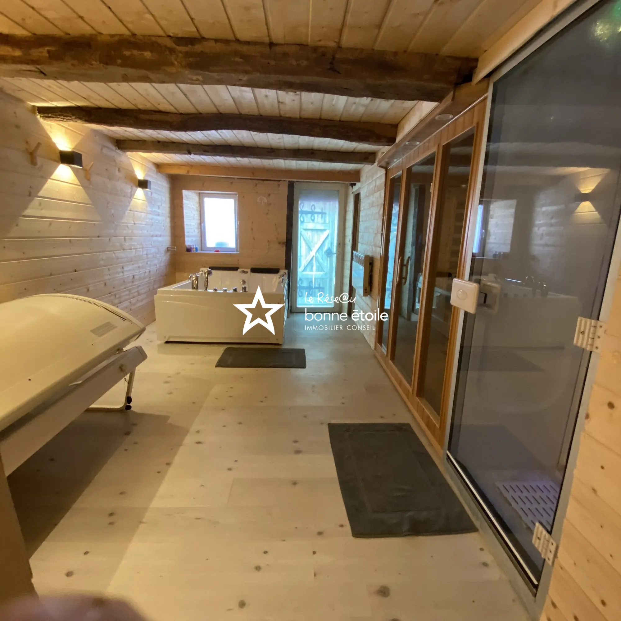 Grande maison en pierre avec piscine, sauna et vue dégagée à Clefmont 