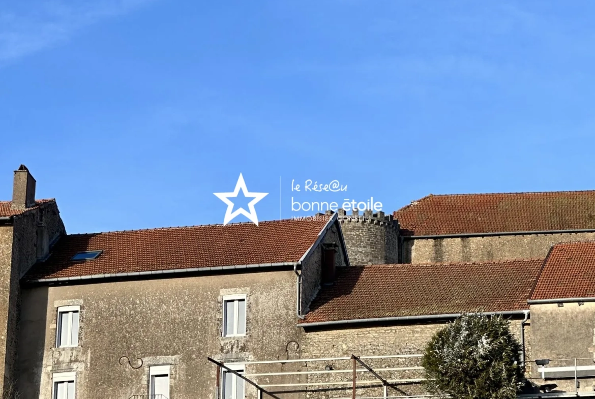 Grande maison en pierre avec piscine, sauna et vue dégagée à Clefmont 