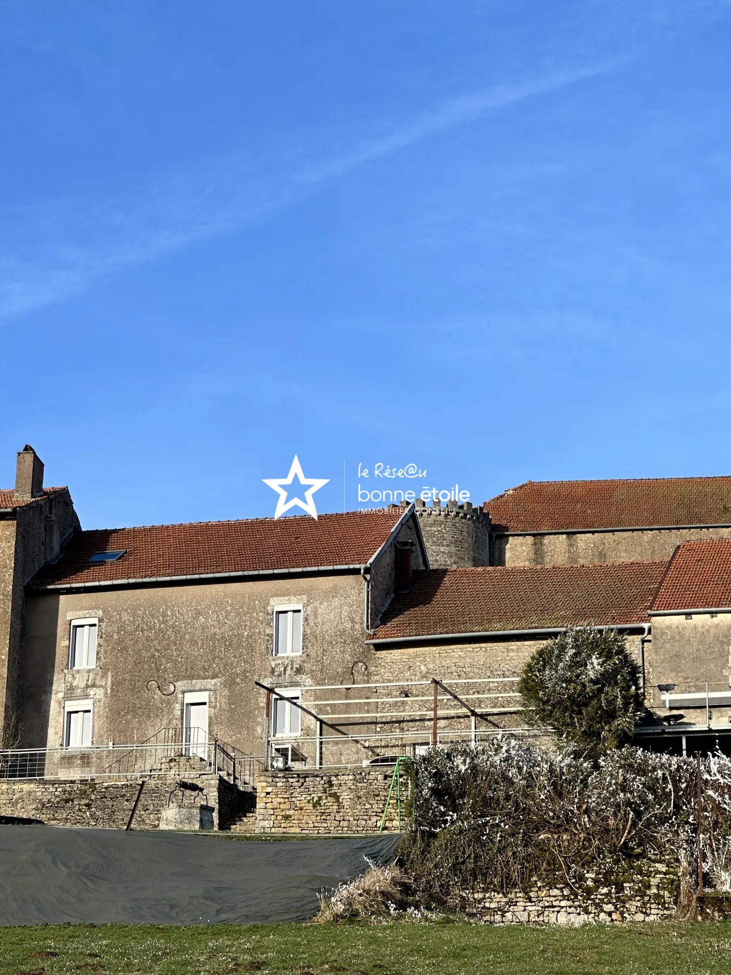 Grande maison en pierre avec piscine, sauna et vue dégagée à Clefmont 