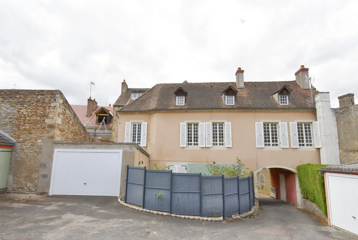 Maison de ville avec terrasse et garage en plein centre d'Autun - 120 m² 