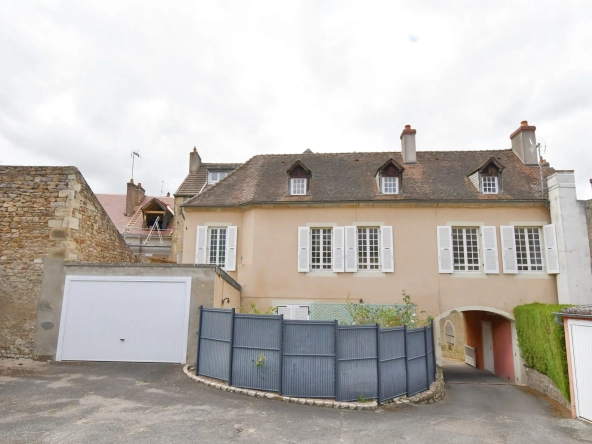 Maison de ville avec terrasse et garage en plein centre d'Autun - 120 m²