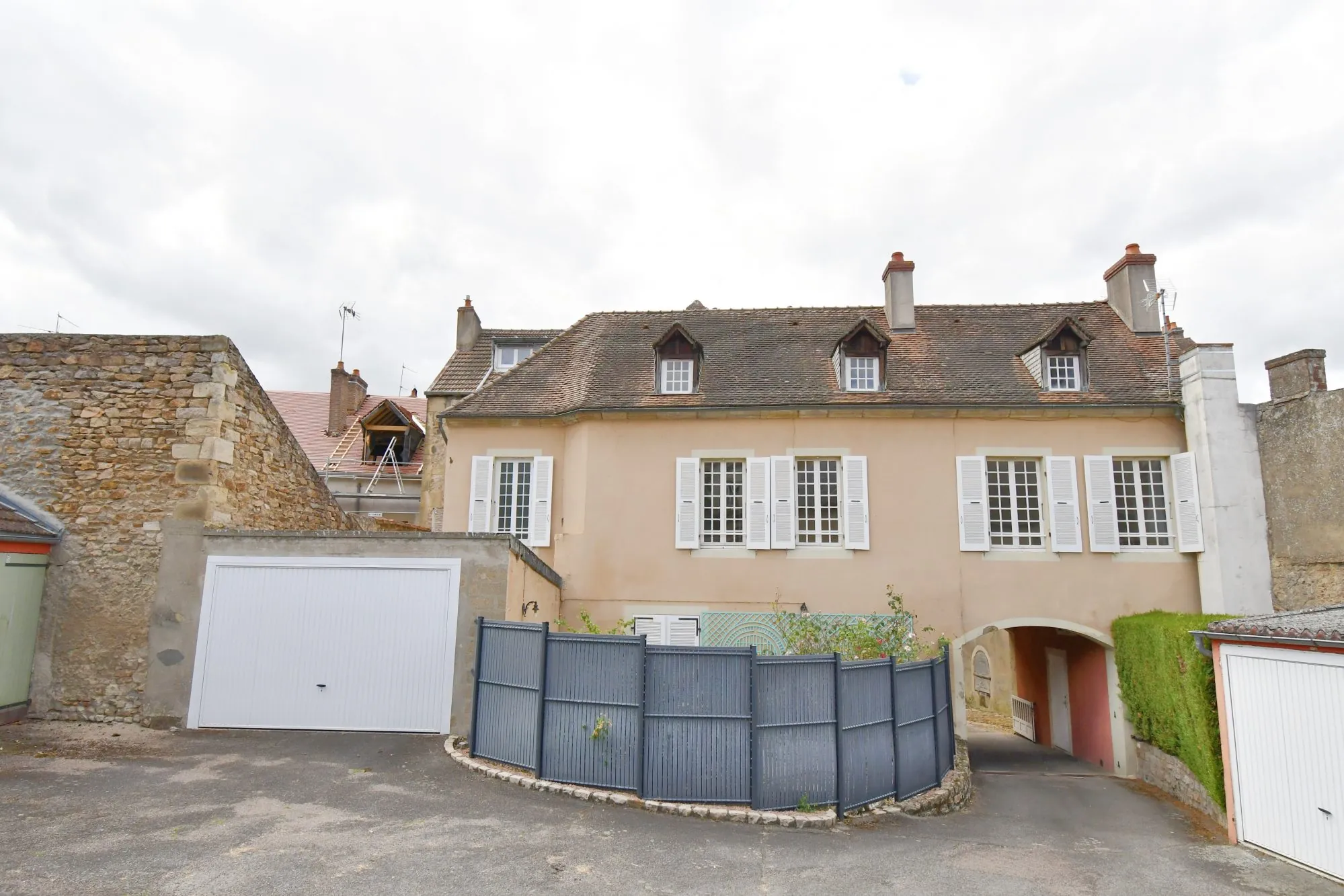Maison de ville avec terrasse et garage en plein centre d'Autun - 120 m² 