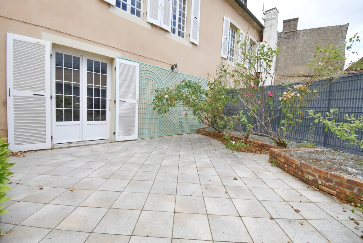 Maison de ville avec terrasse et garage en plein centre d'Autun - 120 m² 