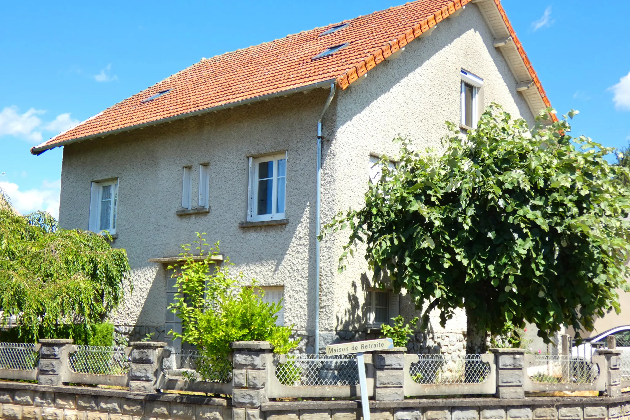 Maison 6 pièces avec jardin au Le Rouget (15) - Secteur résidentiel calme et proche commerce 