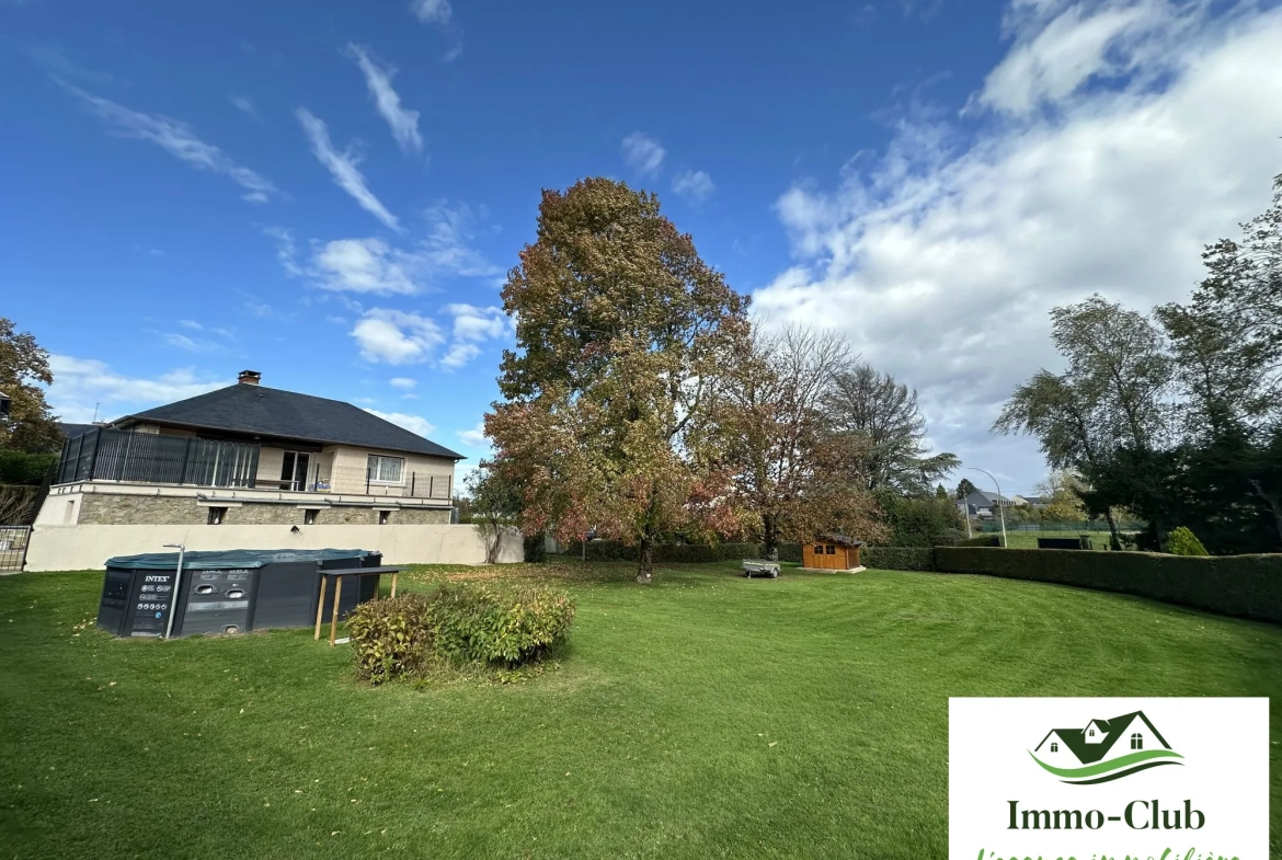 Maison d'architecte rénovée avec terrasse, jardin et garage à Château-Chinon (Ville) 