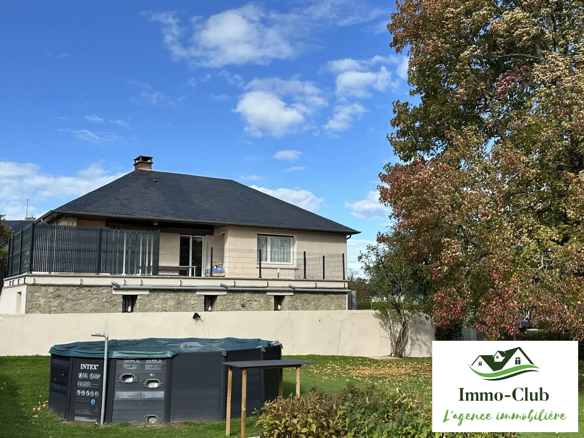 Maison d'architecte rénovée avec terrasse, jardin et garage à Château-Chinon (Ville) 