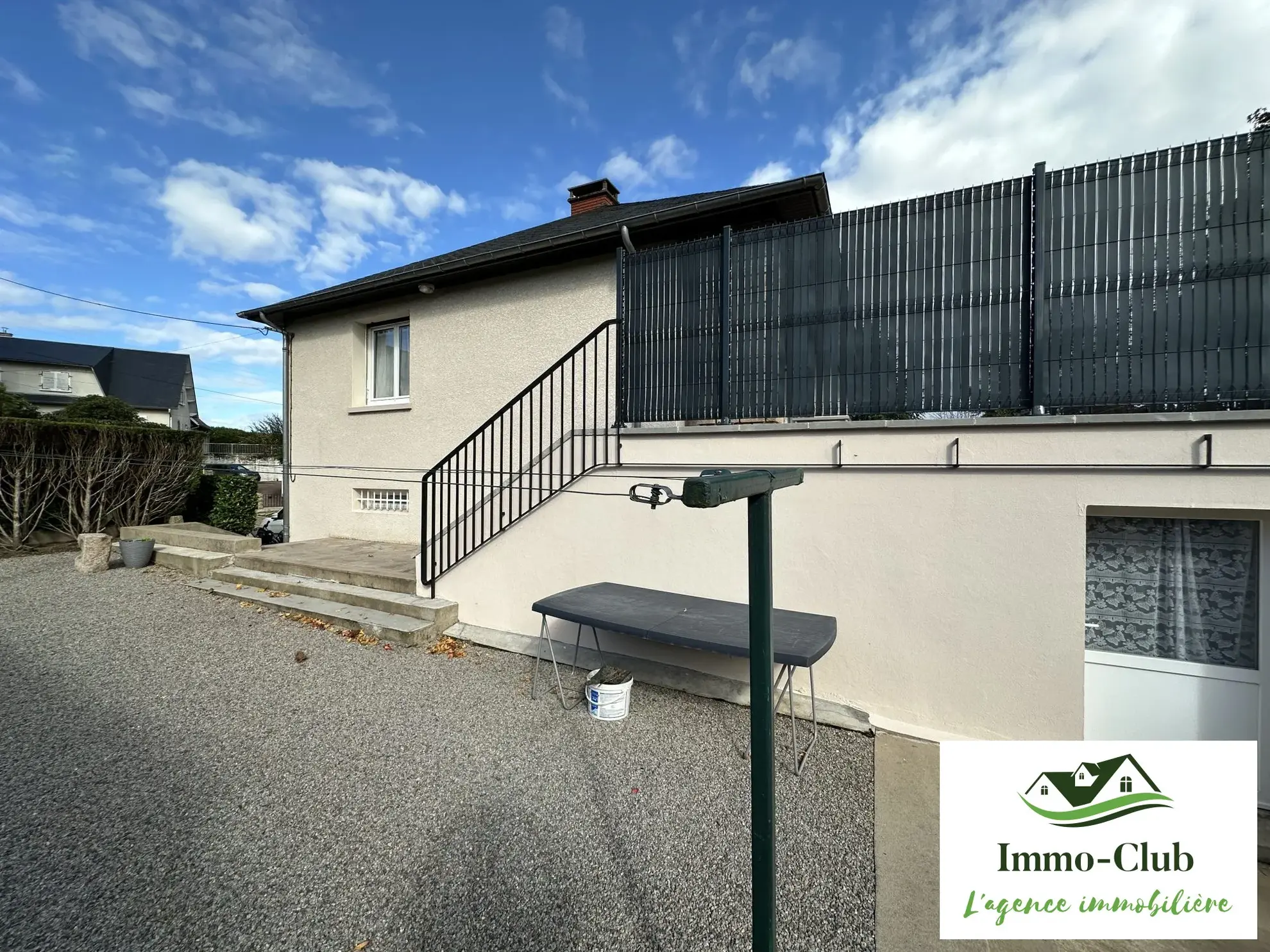 Maison d'architecte rénovée avec terrasse, jardin et garage à Château-Chinon (Ville) 