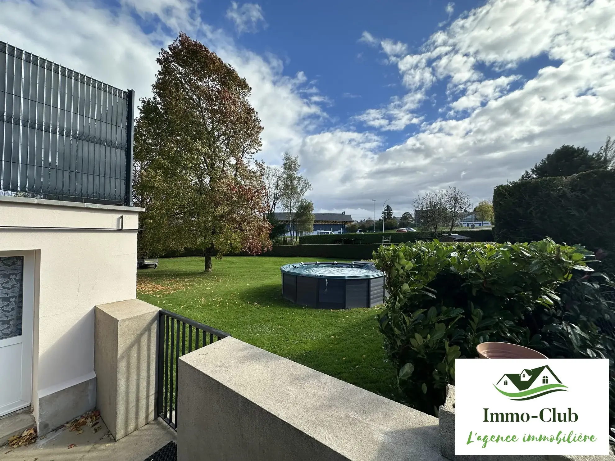 Maison d'architecte rénovée avec terrasse, jardin et garage à Château-Chinon (Ville) 