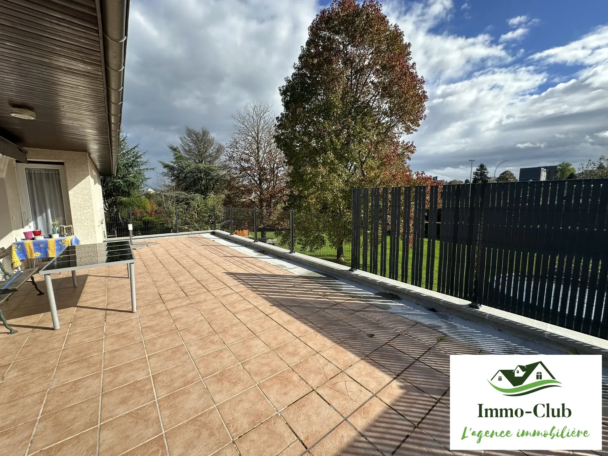Maison d'architecte rénovée avec terrasse, jardin et garage à Château-Chinon (Ville) 