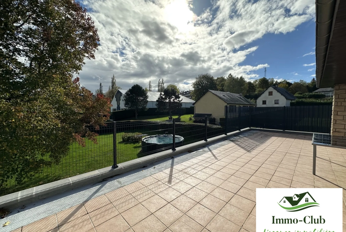 Maison d'architecte rénovée avec terrasse, jardin et garage à Château-Chinon (Ville) 