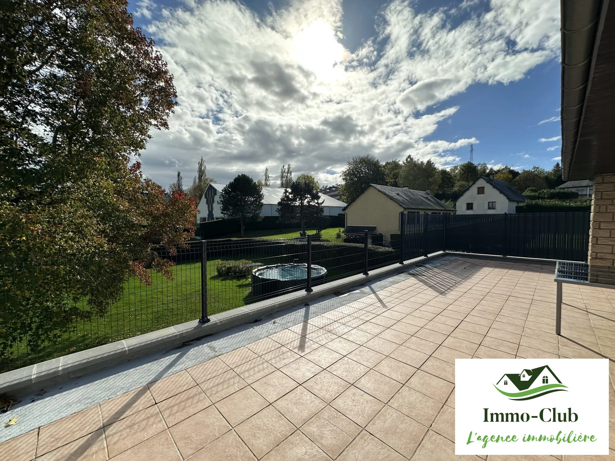 Maison d'architecte rénovée avec terrasse, jardin et garage à Château-Chinon (Ville) 
