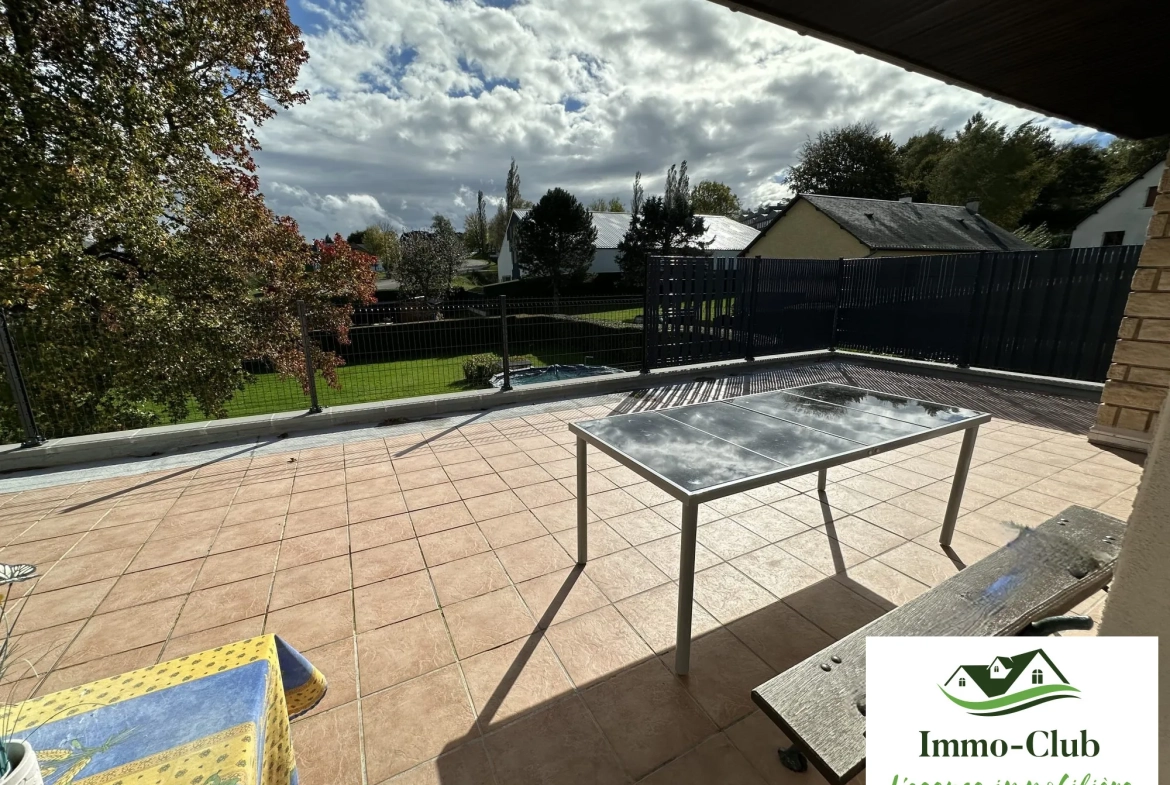 Maison d'architecte rénovée avec terrasse, jardin et garage à Château-Chinon (Ville) 