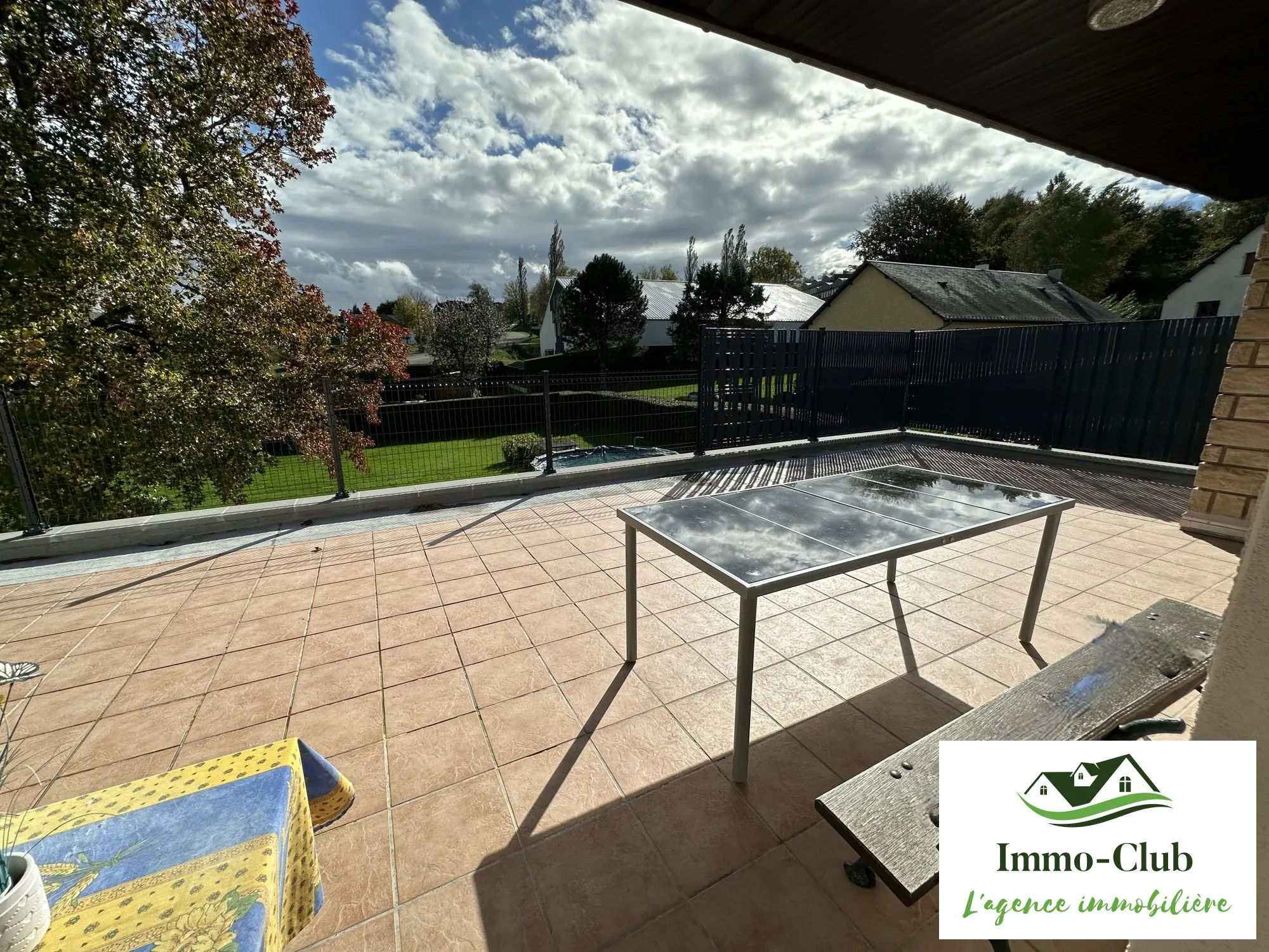 Maison d'architecte rénovée avec terrasse, jardin et garage à Château-Chinon (Ville) 