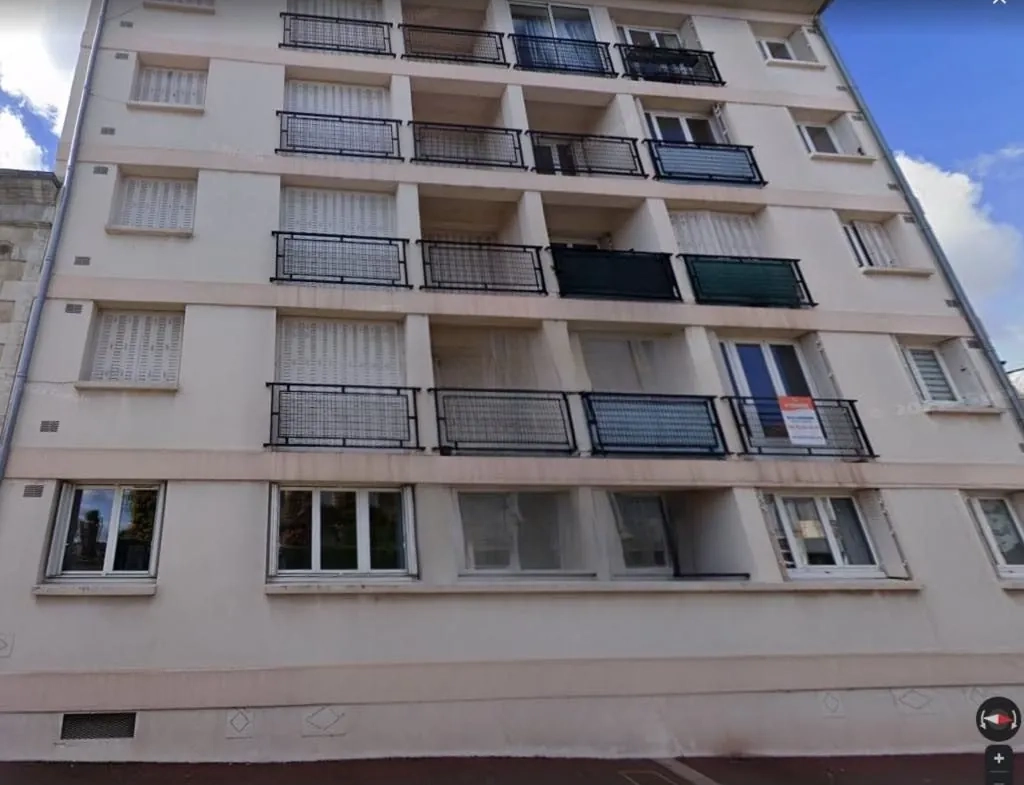 Appartement en Centre-ville de Commentry – 2 chambres, garage, cave 