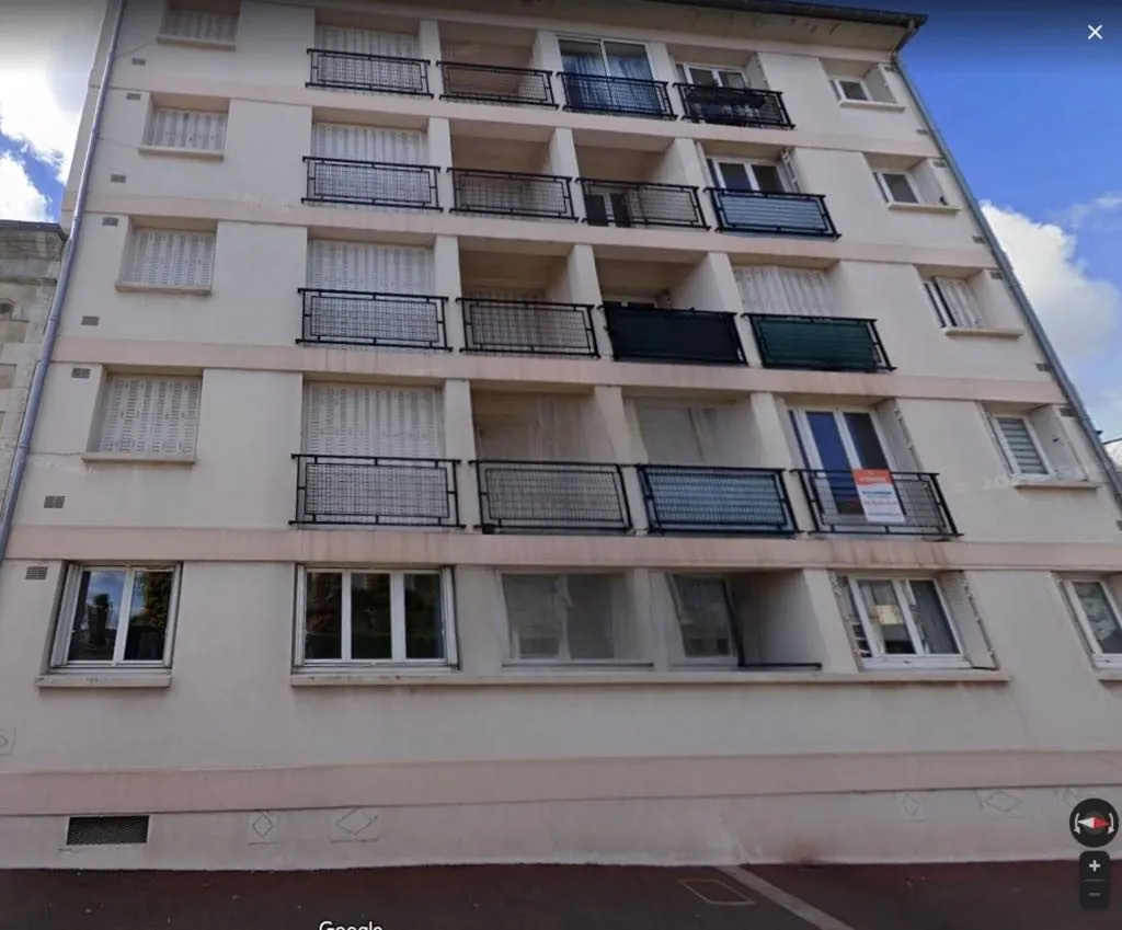 Appartement en Centre-ville de Commentry – 2 chambres, garage, cave 