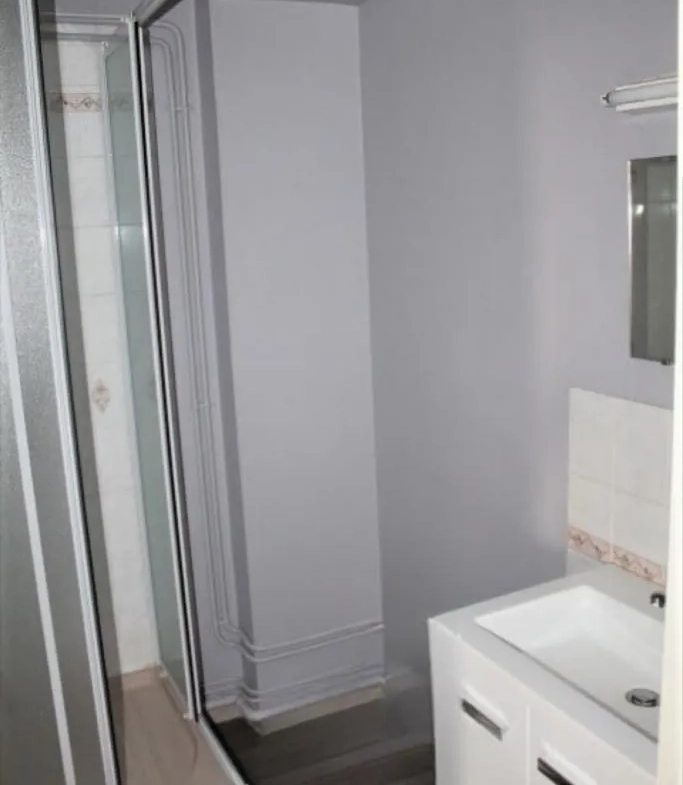 Appartement en Centre-ville de Commentry – 2 chambres, garage, cave 