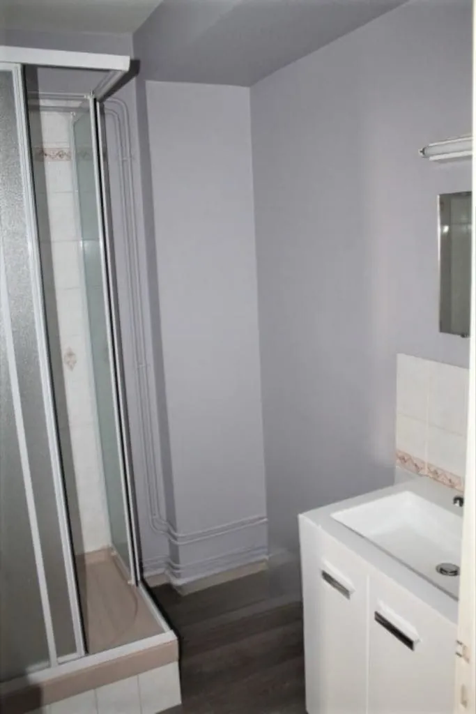 Appartement en Centre-ville de Commentry – 2 chambres, garage, cave 