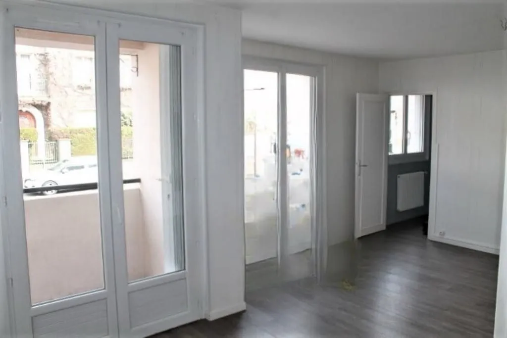 Appartement en Centre-ville de Commentry – 2 chambres, garage, cave 