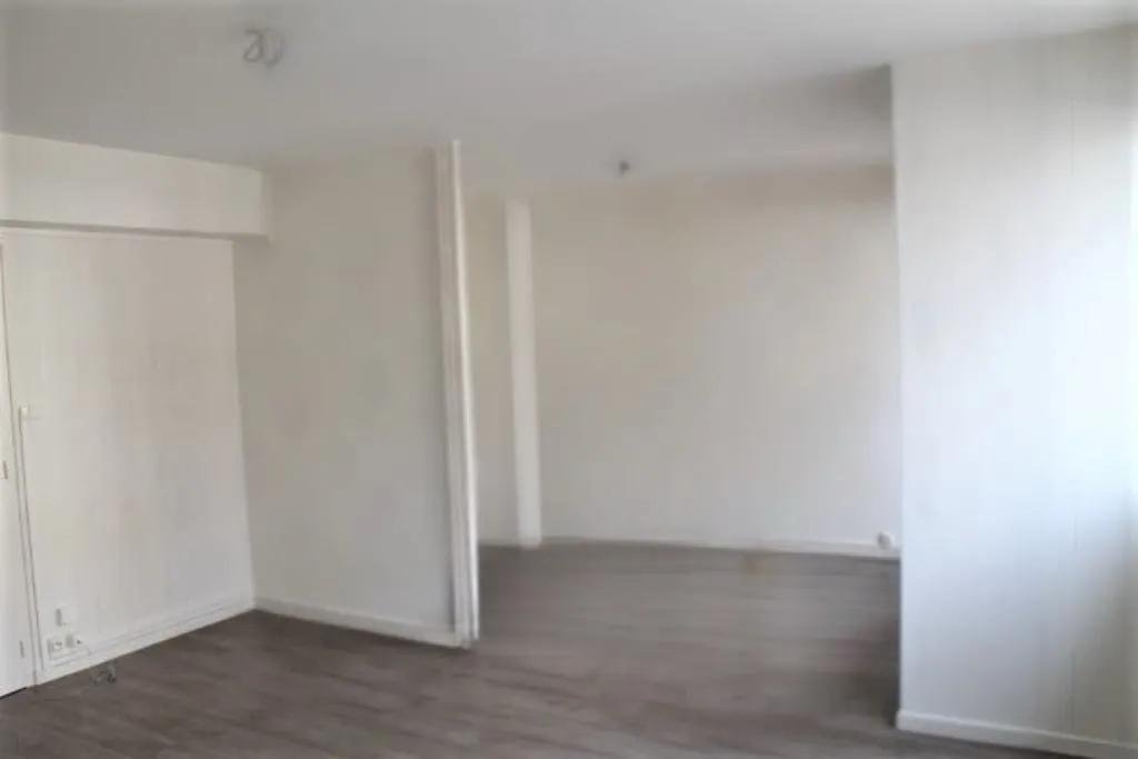 Appartement en Centre-ville de Commentry – 2 chambres, garage, cave 