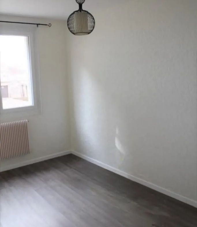 Appartement en Centre-ville de Commentry – 2 chambres, garage, cave 
