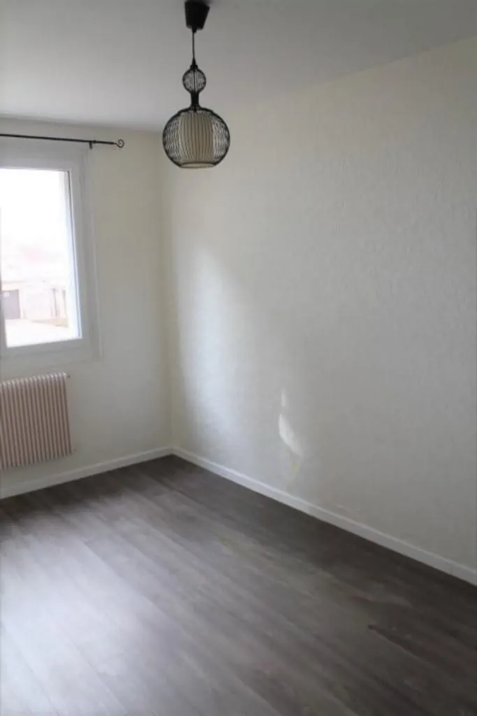 Appartement en Centre-ville de Commentry – 2 chambres, garage, cave 