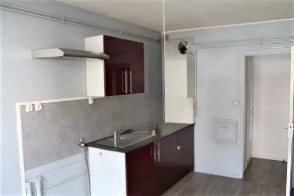 Appartement en Centre-ville de Commentry – 2 chambres, garage, cave 