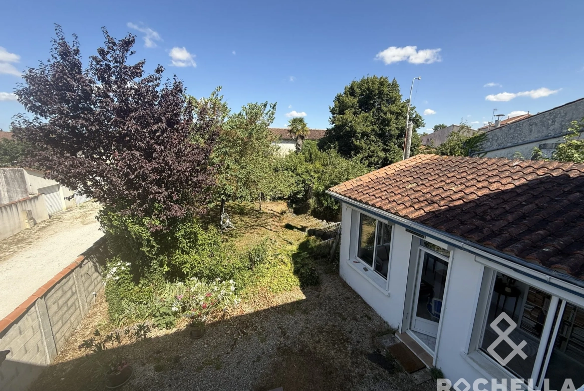 Maison de ville à Matha - Centre-ville, jardin, garage, rénovation récente 