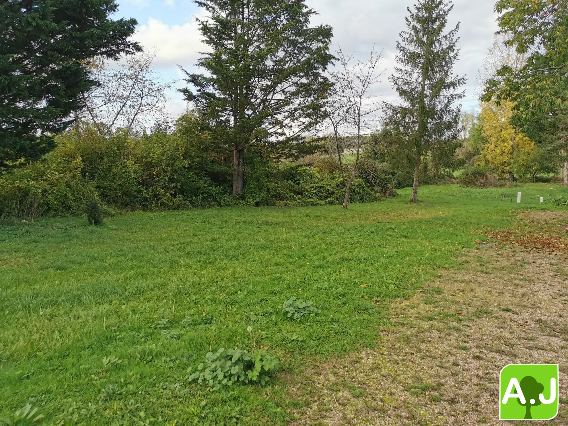 Terrains à bâtir viabilisés et bornés proche d'Anet, environnement calme et études de sol disponibles 