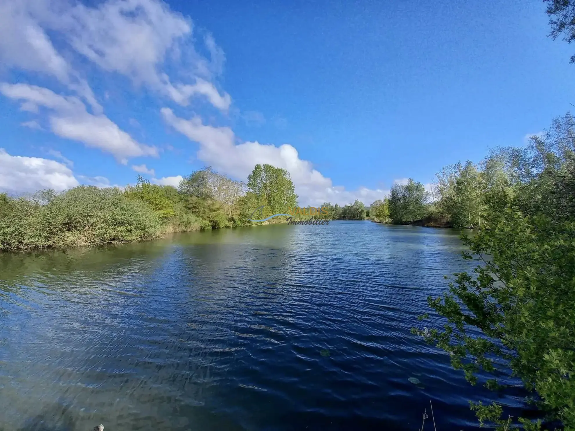 Terrain de 2,2 hectares avec étangs à Bucy-le-Long, idéal pour la détente et la pêche 