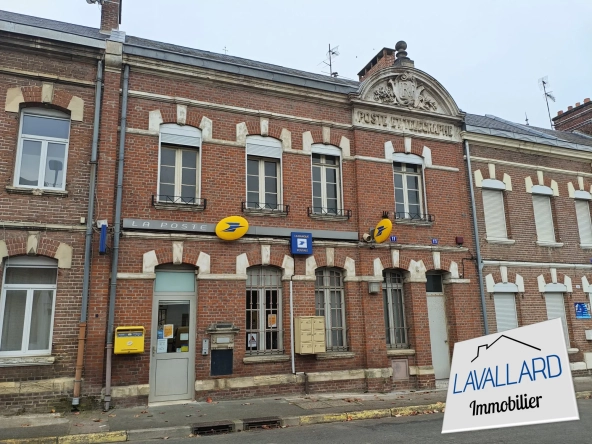 Immeuble de 211 m² avec local commercial loué et deux appartements à rénover à Beauval