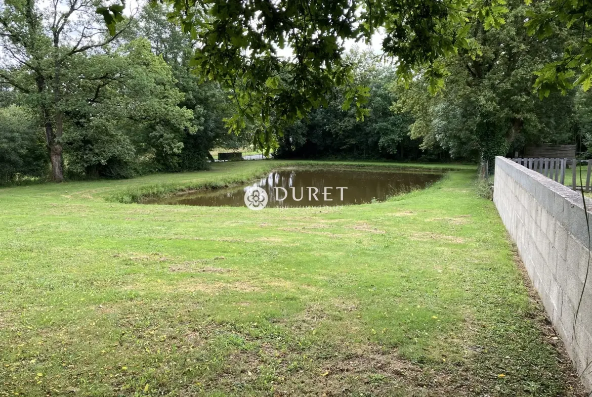 Terrain à vendre à La Bernardière avec plan d'eau privé - Opportunité rare 