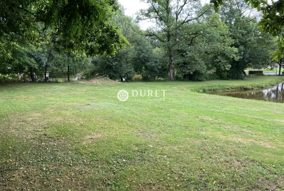 Terrain à vendre à La Bernardière avec plan d'eau privé - Opportunité rare 
